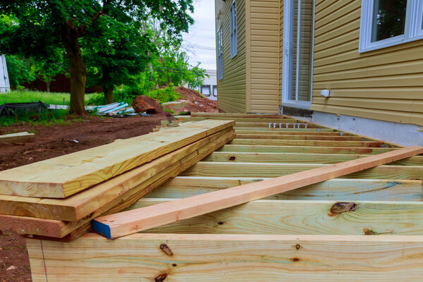 Terrassenbau mit Holzdielen